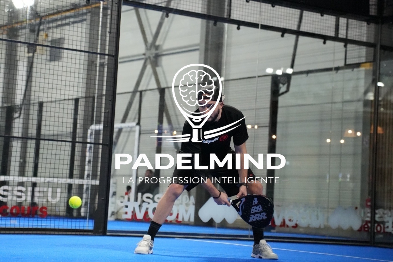 Mehdi Errif jouant au padel sous l’identité PadelMind